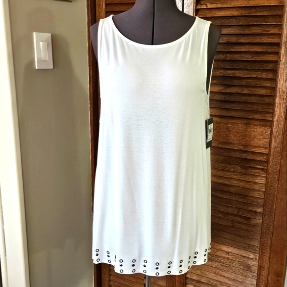 NWT, fun, sleeveless top. - Picture 2 of 7